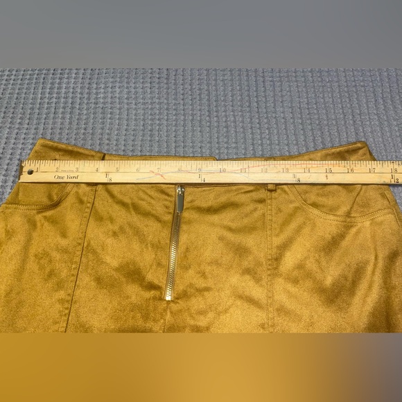 Biltmore Women’s Skirt Suede Size 12 Tan  Never Worn - Picture 3 of 7